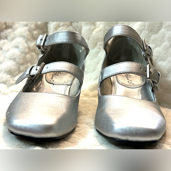 Easy street silver satin Mary Jane buckled adjustable strap women’s size 7.5M - Picture 6 of 13